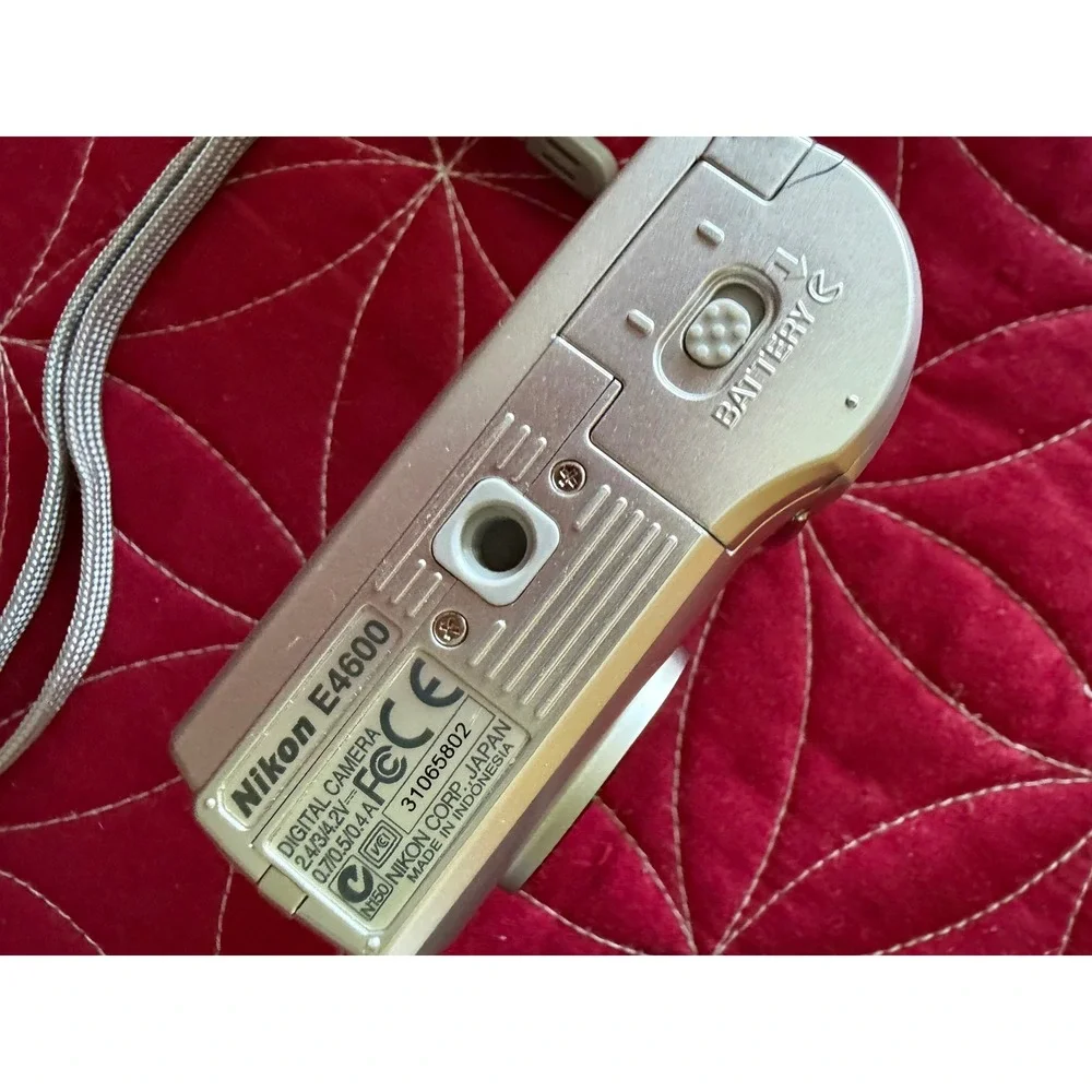 Nikon Coolpix 4600 Digital Camera 4.0MP 3x Zoom Silver E4600 with Box Works Grea